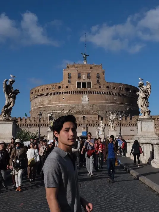 Di usianya yang masih muda, Teuku Rassya sudah mulai menjalani bisnis dan ingin menekuninya. Namun di samping itu, ia pun menjalankan hobinya dalam berakting dan terbaru, ia akan membintangi film Ranah 3 Warna. (Instagram/teukurassya)