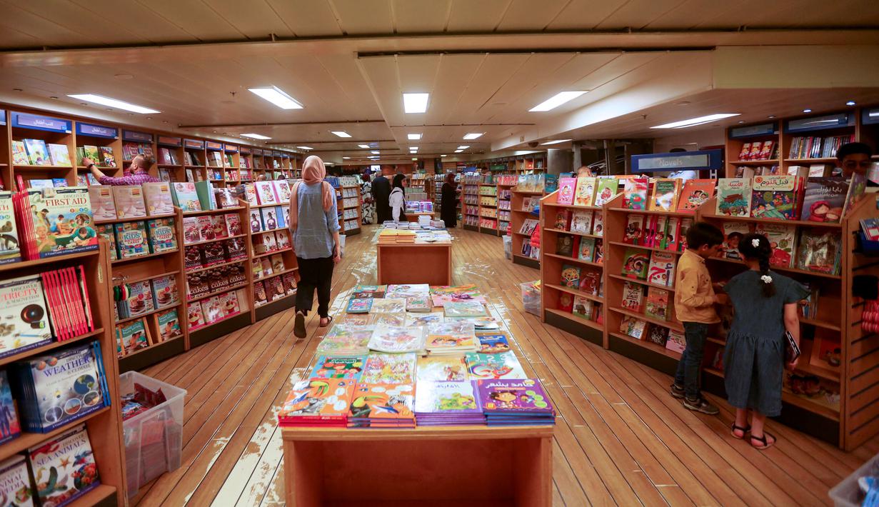 Pameran buku terapung itu menampilkan buku-buku sains, kedokteran, olah raga, bahasa dan buku anak-anak. (Photo by Hussein Faleh / AFP)