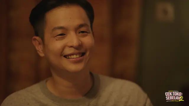 Ernest Prakasa sebagai Erwin dalam film Cek Toko Sebelah 2. (Foto: Dok. Starvision Plus)