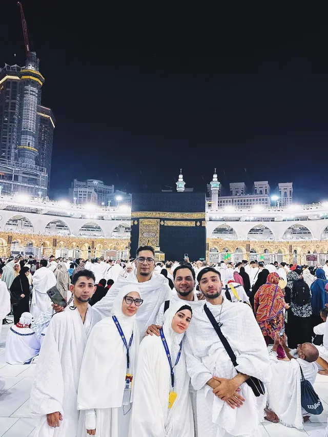 7 Potret Refal Hady Jalani Umrah Bareng Keluarga, Netizen: Calon Imamku