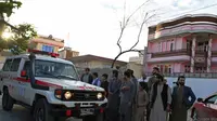Sebuah ambulans mengangkut korban luka-luka pasca ledakan di sebuah masjid di Kabul, Afghanistan Jumat (29/4). (AFP)