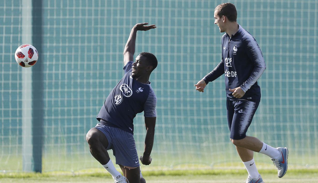 Paul Pogba (kiri) gagal mengamankan bola sepakan Antoine Griezmann saat sesi latihan di Glebovets, Rusia, (12/7/2018). Latihan tersebut sebagai persiapan Prancis melawan Kroasia pada Final Piala Dunia 2018. (AP/David Vincent)
