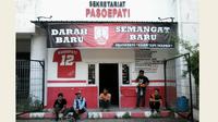Beberapa Jakmania terlihat melepas lelah di Sekretariat Pasoepati yang terletak di Kompleks Stadion Manahan jelang pertandingan Persija vs Persib, Sabtu (5/11/2016). (Bola.com/Romi Syahputra)