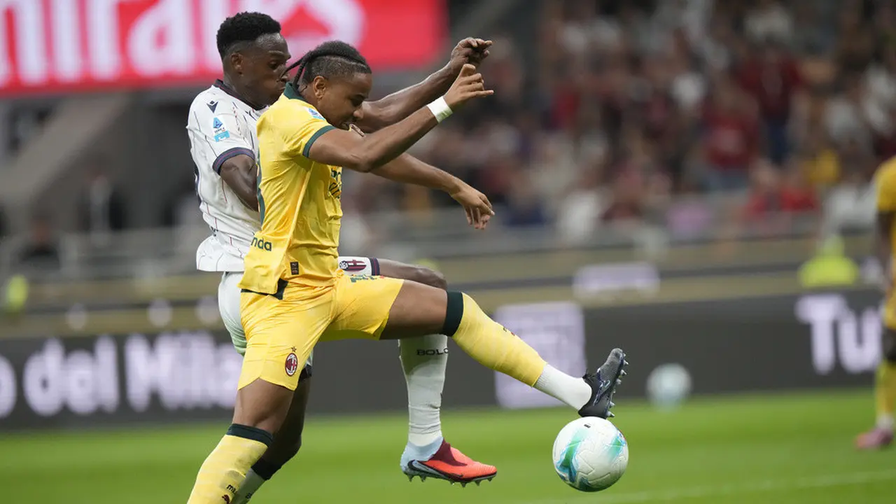 Aksi Christopher Nkunku saat AC Milan menjamu Bologna di pekan ketiga Serie A 2025/2026 di San Siro, Senin (15/09/2025). (AP Photo/Luca Bruno)