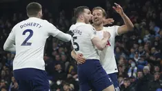 Manchester City sebagai pemuncak klasemen sementara Liga Inggris 2021/2022 kembali harus mengakui keunggulan Tottenham Hotspur. Usai takluk di pekan perdana, kini mereka kembali tersungkur dari lawan yang sama. Harry Kane dkk. kali ini unggul 3-2 (19/2/2022). (AP/Jon Super)