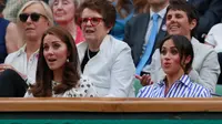 Ekspresi Kate Middleton dan Meghan Markle menyaksikan pertandingan final tunggal putri antara Serena Williams dari AS dan Angelique Kerber dari Jerman di kejuaraan  tenis Wimbledon di London, Inggris, (14/7). (AP Photo/Andrew Couldridge)