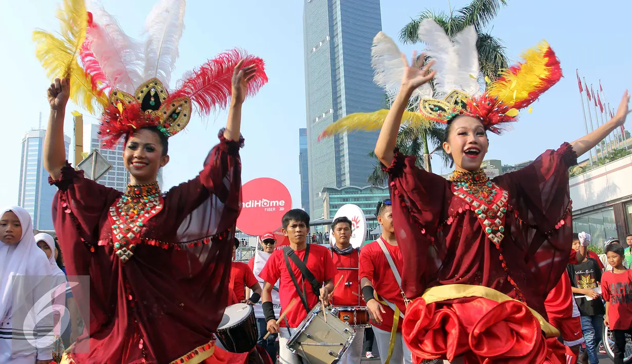 Sejumlah peserta parade membanjiri Bundaran Hotel Indonesia, Jakarta, Minggu, (6/9/2015). Parade tersebut dalam rangka memperingati Hari Pelanggan Nasional yang diperingati setiap 4 September. (Liputan6.com/Helmi Afandi) 