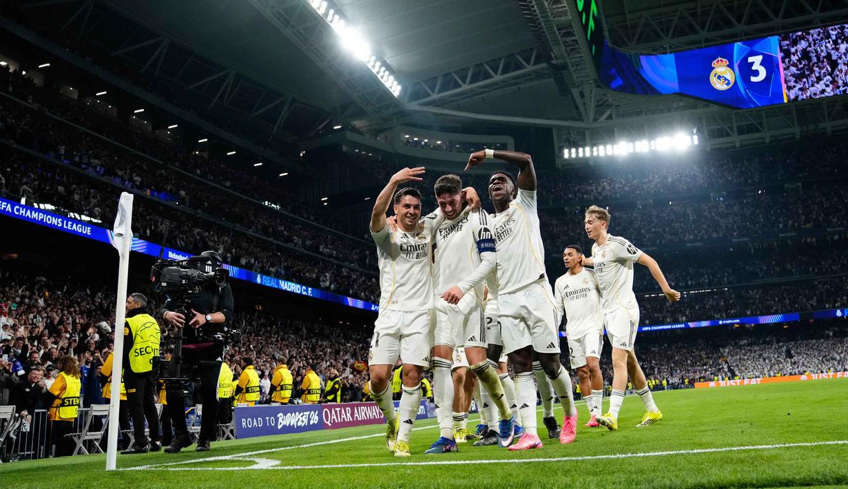 Di menit ke-42, Federico Valverde kembali mencetak gol sekaligus membawa Real Madrid unggul 3-0 atas Manchester City. Babak pertama ditutup dengan keuggulan tuan rumah 3-0. Tampak dalam foto, pemain Real Madrid, Federico Valverde (tengah) merayakan golnya pada pertandingan leg pertama babak 16 besar Liga Champions 2025/2026 melawan Manchester City di stadion Santiago Bernabeu, Rabu 11 Maret 2026 waktu setempat atau Kamis 12 Maret 2026 dini hari WIB. (AP Photo/Jose Breton)