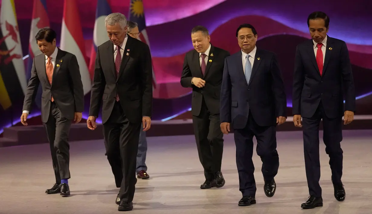 Dalam kesempatan ini, Jokowi mengucapkan selamat datang di Jakarta kepada para pemimpin negara ASEAN. Jokowi menyampaikan semua masyarakat Indonesia sangat senang menyambut kehadiran keluarga besar ASEAN. (AP Photo/Dita Alangkara, Pool)