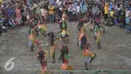 Sejumlah penari dari komunitas Lima Gunung unjuk kebolehan saat acara Festival Lima Gunung di lereng Gunung Merapi, Desa Klogowanan, Magelang, (21/7). (Liputan6.com/Gholib)