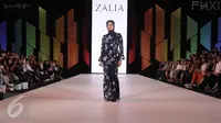 Inspirasi busana Hari Raya di panggung Fashion Nation 2017 dari Zalia (Liputan6.com/Herman Zakharia)