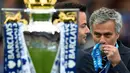 Pelatih Chelsea, Jose Mourinho terlihat mencium medali saat perayaan gelar juara Premier League 2014-15 di Stamford Bridge, Minggu (24/5/2015). Chelsea memperoleh poin 87 di klasemen akhir Premier League. ( Reuters/Dylan Martinez)
