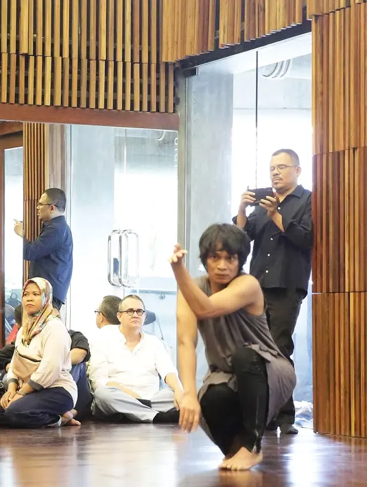 Bagi Garin, ‘Planet-Sebuah Lament’ adalah karya ratapan yang sangat penting dipentaskan dalam menyambut awal tahun baru 2020, karena representasi harapan atau doa umat manusia dalam menghadapi dan bangkit dari semua masalah alam. (Bambang E.Ros/Fimela.com)