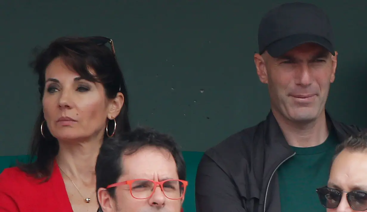 Mantan pelatih Real Madrid, Zinedine Zidane ditemani istri, Veronique menyaksikan final Prancis Terbuka 2018 di Roland Garros, Minggu (10/6). Zidane memang langsung pulang ke Prancis setelah memutuskan mundur sebagai pelatih Madrid. (AP/Christophe Ena)