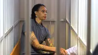 Pebasket Amerika Serikat Brittney Griner ditahan di Bandara Sheremetyevo Moskow. Pengadilan Rusia memutuskan Griner bersalah karena menyelundupkan dan menyimpan narkotika setelah jaksa meminta hukuman sembilan setengah tahun penjara untuk atlet tersebut. (EVGENIA NOVOZHENINA / KOLAM RENANG / AFP)