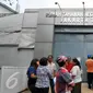 Sejumlah orang berdiri di luar gerbang Rutan Pondok Bambu, Jakarta Timur, Jumat (27/5). (Liputan6.com/Yoppy Renato)