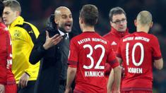 Pelatih Bayern Munchen, Pep Guardiola (2kiri) memberikan instruksi kepada Joshua Kimmich saat melawan Borussia Dortmund pada lanjutan Bundesliga 2015-2016 di Stadion Signal Iduna Park ,Dortmund, Minggu (5/3/2016) dini hari WIB. (EPA/Ina Fassbender)