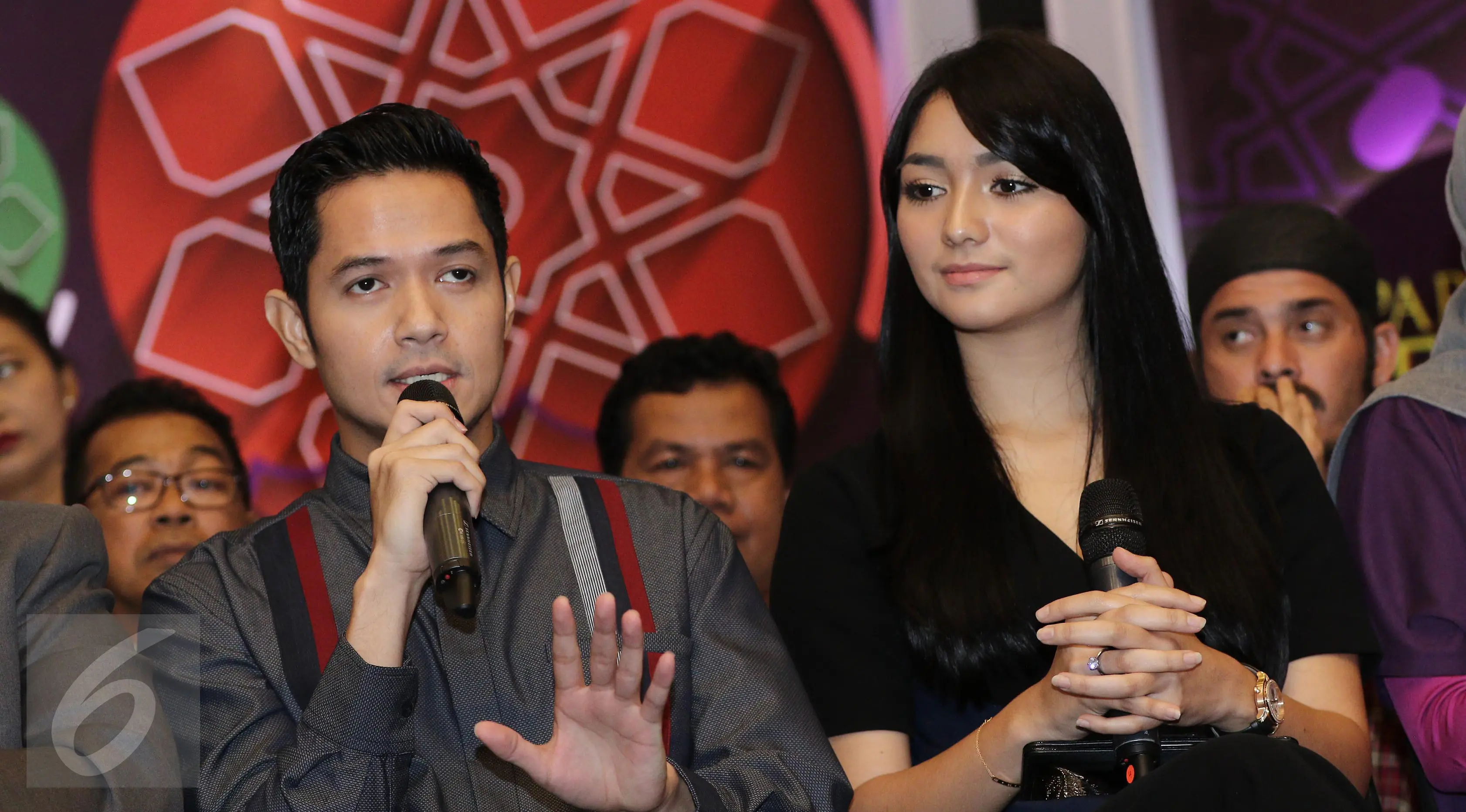 Dude Harlino dan Citra Kirana saat menghadiri konferensi pers terkait program istimewa SCTV untuk Bulan Ramadan di SCTV Tower, Jakarta, Selasa (9/5). (Liputan6.com/Herman Zakharia)