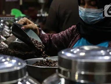 Pekerja menyortir biji kopi di salah satu gerai kopi di Jakarta, Minggu (5/9/2021). Direktur Tanaman Tahunan dan Penyegar, Ditjen Perkebunan, Kementan, Heru Tri Widarto mengatakan konsumsi kopi domestik pada 2020 mencapai 294.000 ton atau naik 13,9% dibandingkan tahun 2019. (Liputan6.com/JohanTallo)