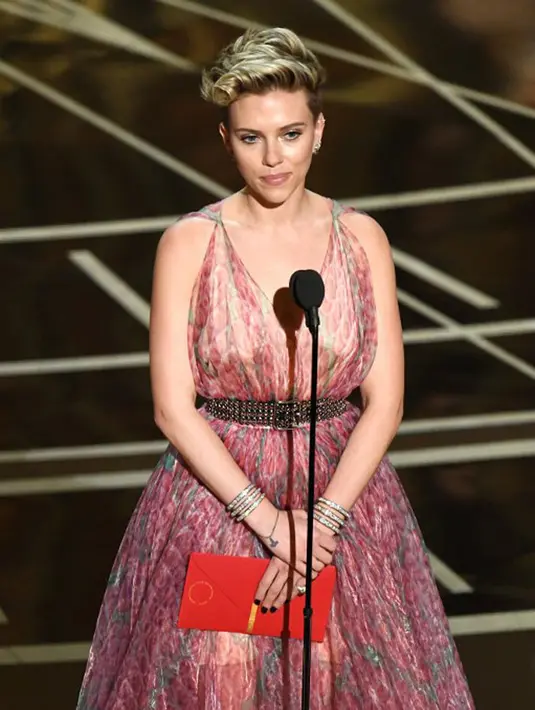 Scarlett Johansson menikah dengan Romain Dauriac pada 2014 silam dan  pada bulan lalu keduanya dikabarkan telah mengakhirinya lantaran Scarjo terlihat tak menggunakan cincin pernikahannya saat itu. (AFP/Bintang.com)