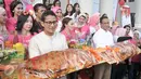 Pasangan calon gubernur dan wakil gubernur DKI Jakarta, Anies Baswedan dan Sandiaga Uno menerima roti buaya saat menghadiri deklarasi relawan "Bidadari Anies-Sandi" di kawasan Cilandak, Jakarta, Senin (19/12). (Liputan6.com/Yoppy Renato)