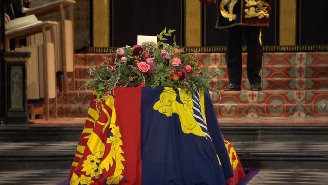 Peti mati Ratu Elizabeth II telah diturunkan ke vault di St George's Chapel, Windsor Castle.