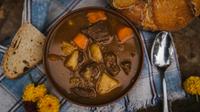 Easy beef stew crockpot recipe. (Photo: Laura Ohlman/Unsplash)