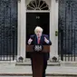 PM Inggris, Boris Johnson selesai memberikan pernyataan pada hari pertamanya kembali bekerja setelah pulih dari virus Corona di Downing Street, London, Senin (27/4/2020). Ini menjadi kemunculan pertama PM Johnson di depan publik setelah hampir sebulan terinfeksi COVID-19.  (AP/Frank Augstein)