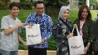 Pemain film Milea: Surat Dari Dilan, Iqbaal Ramadhan (Dilan) dan Vanesha Prescilla (Milea) memberikan cinderamata kepada Gubernur Jabar Ridwan Kamil bersama istri Atalya Praratya. (Liputan6.com/Huyogo Simbolon)