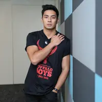 Pengalaman berbeda dirasakan oleh aktor yang selama ini berkiprah di industri hollywood. Yoshi Sudarso, pemeran Rangers Biru dalam serial televisi Power Rangers. (Adrian Putra/Bintang.com)