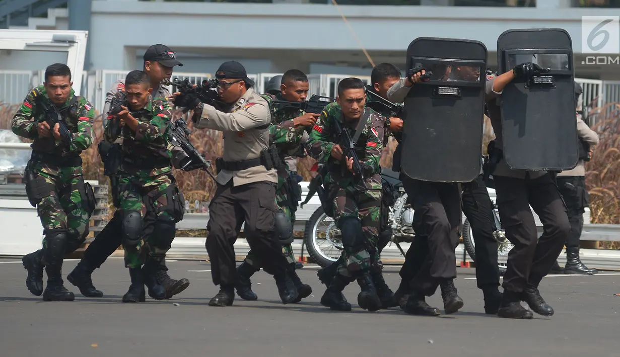 Tim gabungan dari TNI dan Polri melakukan latihan pengamanan Asian Games 2018 di lapangan Istora Senayan, Jakarta, Rabu (18/7). Latihan terkait pengawalan tamu VVIP Asian Para Games 2018 dan mengatasi gangguan yang terjadi. (Merdeka.comImam Buhori)