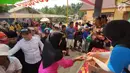 Warga antre membeli paket sembako murah dalam rangka Program BUMN Hadir Untuk Negeri di Kalimantan Barat, Sabtu (17/8/2019). PT Askrindo, Perindo dan PTPN XIII menggelar pasar murah dengan menjual 1.000 paket sembako senilai Rp 105.000 yang dijual dengan harga Rp 10.000 (Liputan6.com/HO/Iqbal)