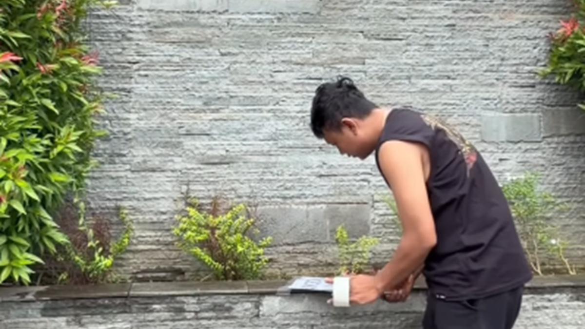 7 Potret Tampilan Depan Rumah Denny Caknan di Ngawi, Kombinasi Batu Alam dan Tanaman