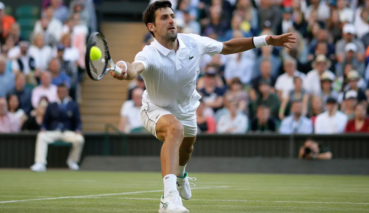 Petenis Serbia, Novak Djokovic memukul bola ke arah lawannya petenis AS, Denis Kudla pada babak kedua Wimbledon di All England Lawn Tennis Club, London, Kamis (4/7/2019) dini hari. Djokovic melangkah ke babak ketiga setelah menang dengan skor 6-3 6-2 6-2. (AP Photo/Tim Ireland)