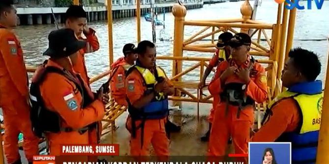 11 Personel Basarnas Diturunkan Cari Korban Kebakaran Kapal di Palembang