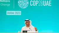 Presiden COP28 Sultan Ahmed Al Jaber berbicara pada konferensi pers pembukaan KTT iklim PBB di Dubai pada 30 November 2023. Hampir 200 negara sepakat pada 30 November untuk meluncurkan dana guna mendukung negara-negara yang terdampak pemanasan global, dalam cara yang "bersejarah" momen dimulainya perundingan iklim PBB di UEA yang kaya minyak. (KARIM SAHIB / AFP)