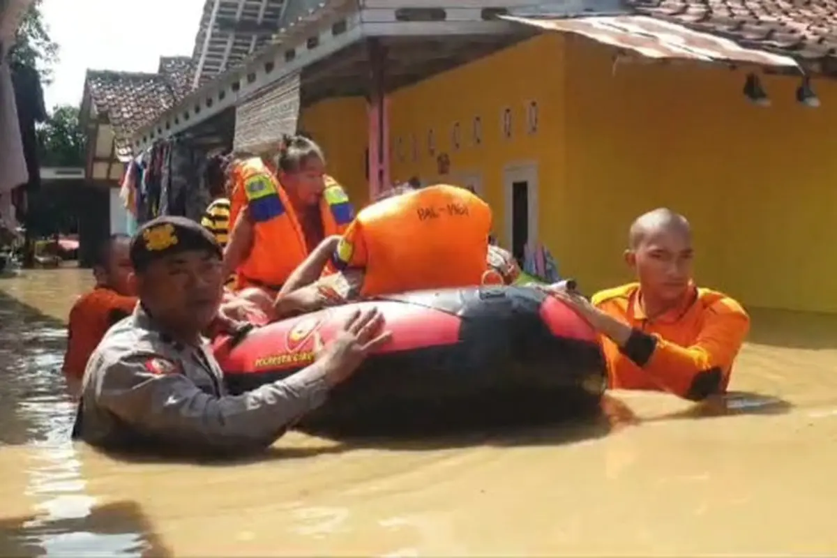 Pj Gubernur Jabar Bey Machmudin Tinjau Banjir Cirebon Timur, Dorong Normalisasi Sungai