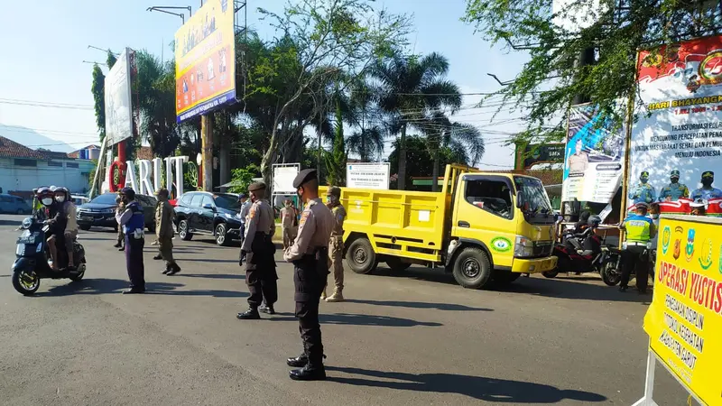 Beberapa petugas gabungan satgas Covid-19 tengah melakukan simulasi penyekatan dalam sosialisasi PPKM Darurat di Garut, Jawa Barat.