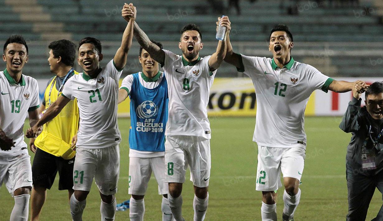 Para pemain Timnas Indonesia bergandengan tangan merayakan keberhasilan menaklukkan Singapura pada laga Piala AFF 2016 di Filipina, Jumat (25/11/2016). (Bola.com/Nicklas Hanoatubun)
