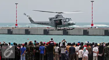 Warga menyaksikan gladi bersih HUT ke-70 TNI di Dermaga Indah Kiat, Cilegon, Banten, Sabtu (3/10/2015). Jelang HUT ke-70 TNI tersebut menjadi daya tarik tersendiri bagi warga untuk menyaksikan secara dekat atraksi TNI. (Liputan6.com/Immanuel Antonius)