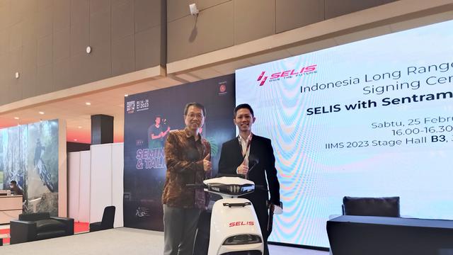 Direktur Operasional PT Gaya Abadi Sempurna Wilson Teoh dan Direktur PT Sentramitra Dayautama Tjandra Widjaya.