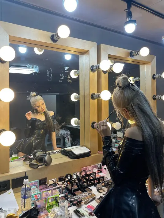 Rose Blackpink di lokasi syuting Pink Love. (Foto: Instagram/ roses_are_rosie)