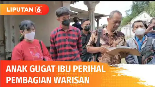 Petugas Pengadilan Negeri Boyolali, Jawa Tengah, memeriksa rumah dan tanah yang disengketakan anak kepada ibu kandungnya. Dua anak menggugat ibu beserta tiga saudaranya karena merasa tidak adil dalam pembagian warisan.