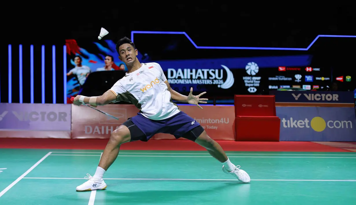 Di set kedua, dominasi Alwi Farhan kian tak terbendung. Alwi Farhan menutup set kedua dengan skor telak 15-6. Tampak dalam foto, pebulu tangkis tunggal putra Indonesia, Alwi Farhan saat bertanding melawan wakil Thailand, Panitchaphon Teeraratsakul, pada laga final Indonesia Masters 2026 di Istora Gelora Bung Karno, Senayan, Jakarta, Minggu (25/1/2026). (Bola.com/Bagaskara Lazuardi)