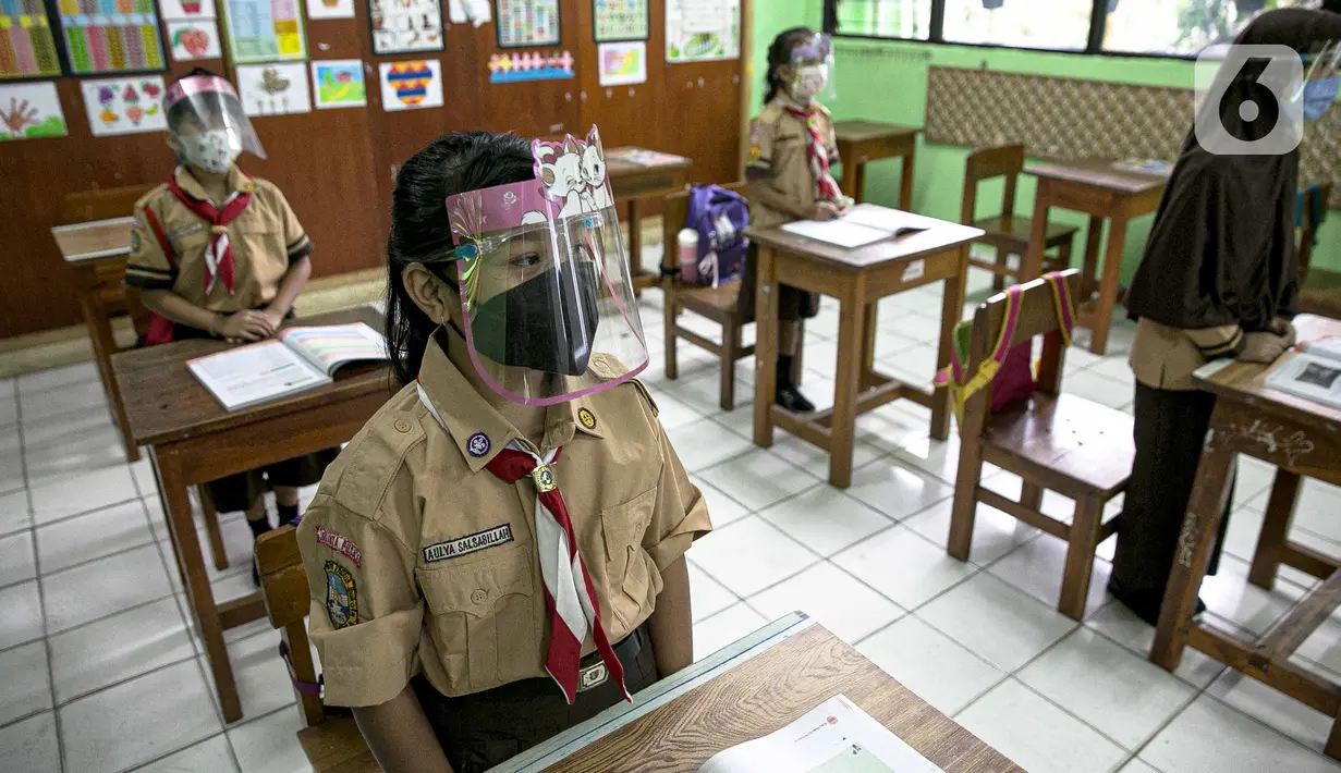 Siswa mengikuti hari pertama uji coba Pembelajaran Tatap Muka (PTM) di SDN Kenari 08 Pagi, Jakarta, Rabu (7/4/2021). Skema yang akan diterapkan adalah pembelajaran tatap muka secara bergantian di dalam ruangan maksimum 50 persen dari kapasitas ruangan. (Liputan6.com/Faizal Fanani)