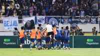 Pemain PSIM Yogyakarta melakukan selebrasi ke gawang Bhayangkara FC saat laga final Pegadaian Liga 2 2024/2025 melawan PSIM Yogyakarta di Stadion Manahan, Solo, Jawa Tengah, Rabu (26/02/2025). (Bola.com/Abdul Aziz)