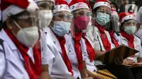 Para peserta saat mengikuti acara Christmas in Jakarta di Bundaran Hotel Indonesia, Jakarta, Selasa (21/12/2021). Pemerintah Provinsi DKI Jakarta menggelar Christmas in Jakarta dalam rangka menyambut Natal 2021. (Liputan6.com/Johan Tallo)