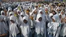 Ribuan pelajar mengangkat gelasnya saat minum jamu bersama di Alun-Alun Satya Negara Sukoharjo, Jawa Tengah, Rabu (1/4). Kegiatan tersebut dalam rangka pelestarian jamu ke masyarakat nasional maupun internasional. (Liputan6.com/Johan Tallo)