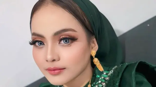 Potret cantik Putri Isnari berhijab dan bercadar. (credit: instagram.com/putriisnari3)