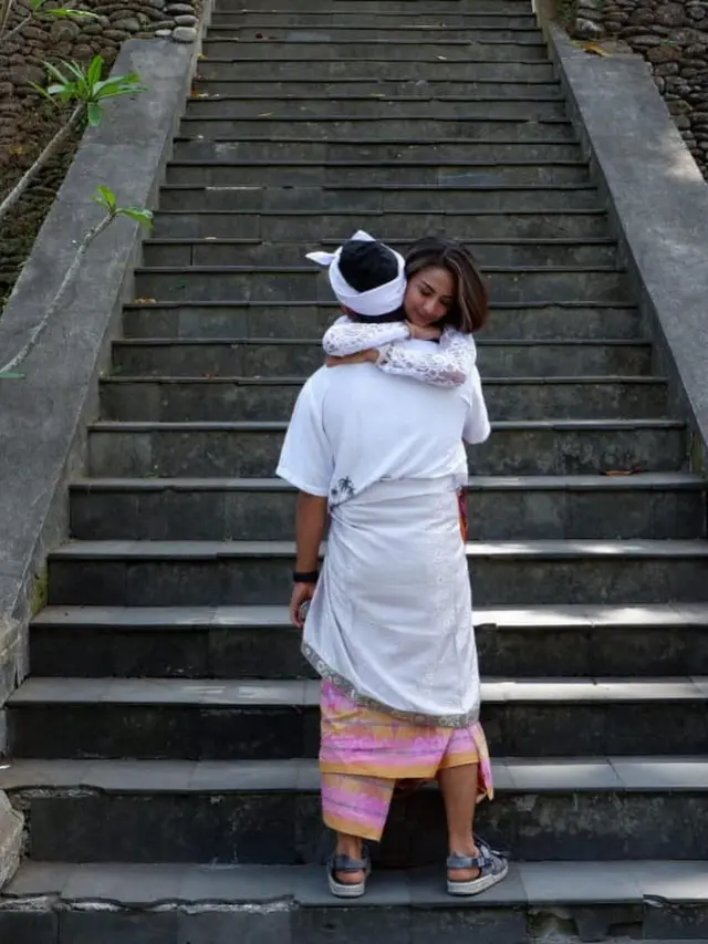 Pelukan Vanessa Angel dan Bibi Andriansyah